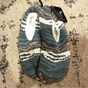 NWT Nicole Miller Knit Fuzzy Grip Bottom Slipper Socks Size Small
